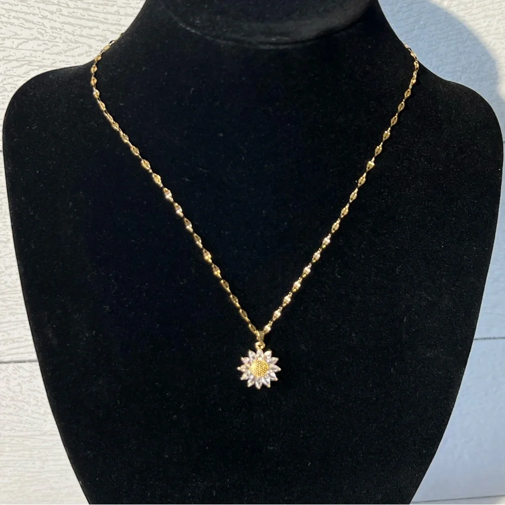 BEAUTIFUL Sunflower Pendant necklace - COMPLIMENTS WILL BE RECEIVED when worn! - Picture 4 of 10